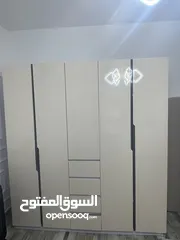  1 خزانة ملابس + مكتب دراسة بتصميم أنيق ولون موحّد بحالة جيدة - معاً بسعر مميز