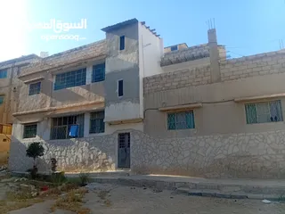  3 بيت مكون من طابقين وشقه بجانبهم للبيع