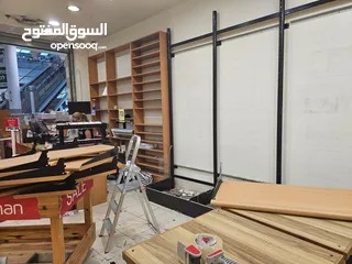  2 رفوف خشب استعمال شهر بحالة جيدة مع الاعمدة