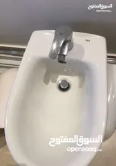  8 3 حمامات نوع روكا ايطالي للبيع مع بطاريات جروهي و قاطعين شور وجاكوزي  موضحه كل التفاصيل