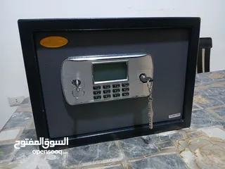  2 خزنه منزلية  تستعمل للمنزل او المكتب