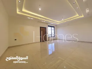  3 شقة ارضية مع ترس للبيع في رجم عميش بمساحة بناء 193م