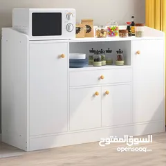  9 خزانة عملية مع مقابض خشبية بسيطة وأنيقة  تصميمها يجمع بين المساحات المغلقة والرفوف المفتوحة