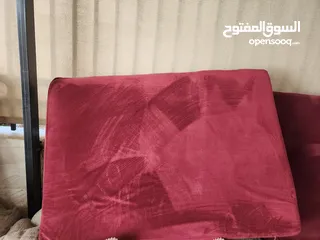  2 طقم كنب جلوس نوع زاوية  يكون من قطعتين بلونين خمري وبيج