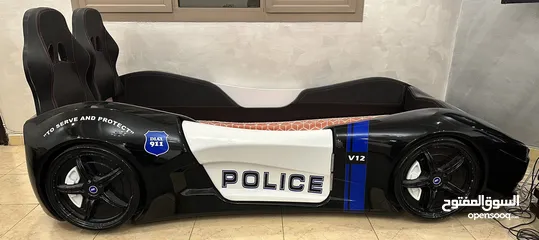  1 سرير اطفال على شكل سيارة شرطة