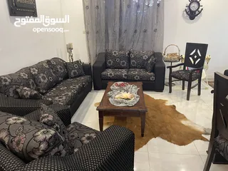  8 طقم كنب سبع مقاعد +طاوله سفره و8 كراسي +3 طاولات واحده وسط