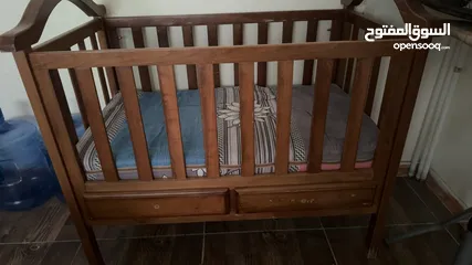  1 سرير اطفال مستعمل استعمال خفيف جدا كانه جديد