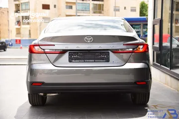  8 تويوتا كامري هايبرد رمادي 2025 Toyota Camry Hybrid HEV