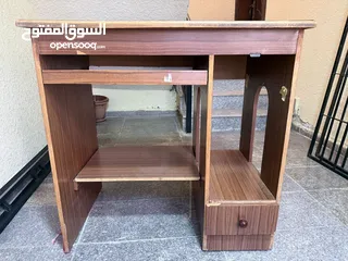  1 طاوله مكتب للبيع مستعمل لون بني