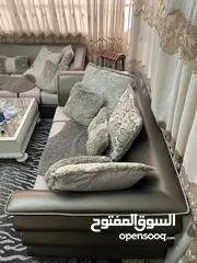  10 طقم كنب فاخر مستعمل + طاولة وسط + طاولتين جانبيتين + سجاد + برادي للبيع