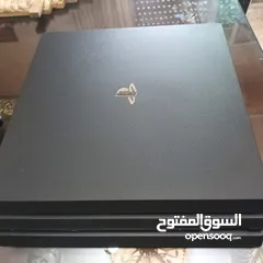  1 بلايستيشن 4 برو مستعمل خفيف جداً بحالة الوكالة مع جميع وصلاته + إيد عدد 2 أصليات و برضو وكاله