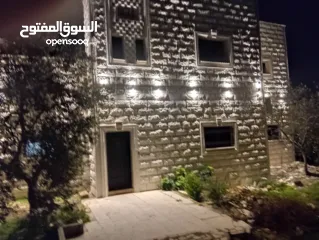  1 ارض سكنيه للبيع مساحه الارض 2 دنم و 800متر كل طابق 200 بيت حجر بيت مكون من طابقين كل طابق 200 متر