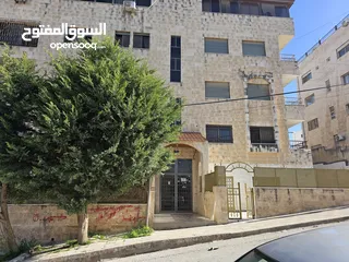  1 شقة طابق اول شارع الجامعة خلف ليدرز مقابل الجامعة الاردنية مبنى السكري