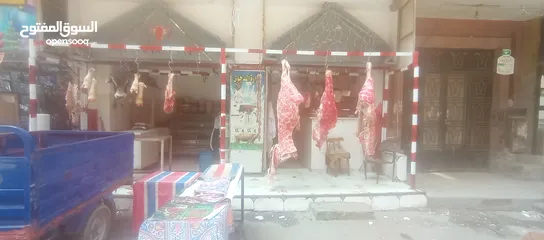  1 جميع انواع الحوم وفواكه الحمه ويوجد عجول وغنم ومعز صاحي