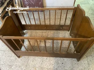  1 سرير طفل خشبي مستعمل