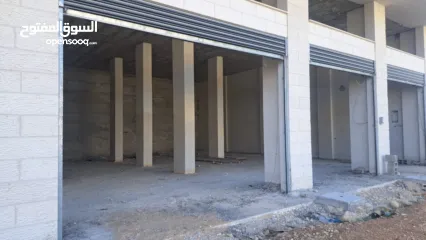 4 مخازن للايجار في موقع مميز