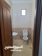  8 شقة شبه ارضية فاخرة مع ساحة خاصة للبيع ، موقع مميز وهادئ