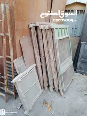  2 شبابيك قديمه طراز الأول على حطتهم