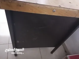  5 طاولة مكتب استعمال طالب جامعي نظيفة بدي حديد وسطح خشب ثقيل طول 66cm وعرض 121cm وارتفاع 110cm