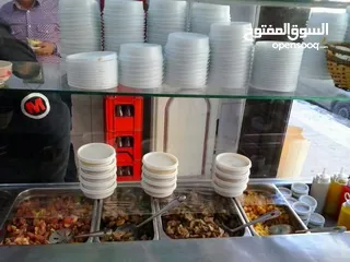  3 عدة مطعم فلافل للبيع رماية فلافل ومطحنة حمص وواجهة عرض مع صوانيها وغازات
