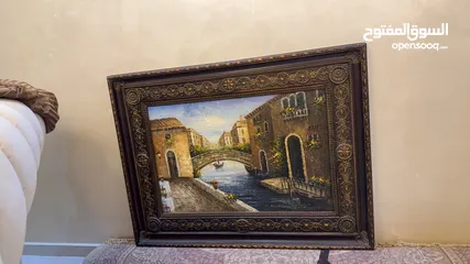  6 كنب لون خمري  طاولات طقم  لون ابيض 3  تيبل لامب 2  براويز 2  طاولة تلفزيون