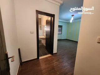  11 شقة مع روف منفصل فارغة للبيع في حي الصحابة - ref : 14580