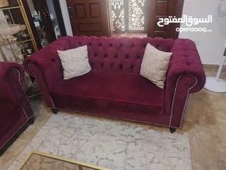  2 طقم كنب فاخر تفصيل خاص للبيع بحالة ممتازة جداً وبسعر مغري كامل التفاصيل موجودة