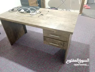  2 طاولة مكتب وكرسي مكتب مع عجلات  بحالة جيدة السعر 50 دينار  عمان الهاشمي الشمالي