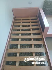  4 2 تخت بلون الزهري بحاله جيده جدا