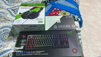  1 Steelseries wired arctics 1 Keyboard razer huntman tournament edition  Glorious mouse wired model o