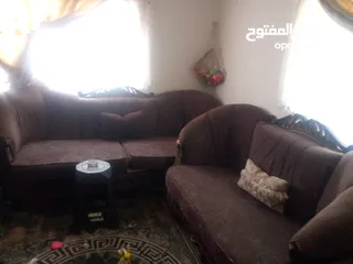  2 طقم كنب لون بني وفرش متحرك