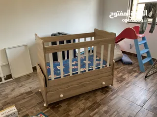  1 تخت أطفال هزّاز استعمال شهر