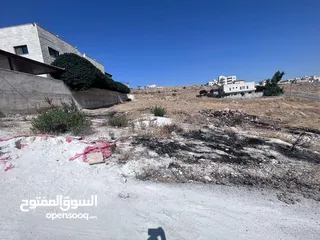  2 ارض سكنية مساحة 890 متر على 3 شوارع للبيع