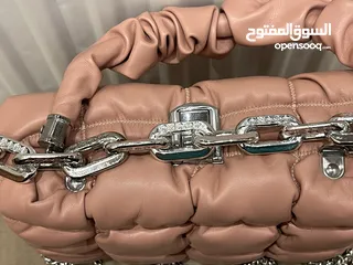  3 شنطة صغيرة زهرية أنيقة وأنيقة للبيع - مناسبة للمشاوير والطلعات  اليومية بحالة ممتازة ونظيفة جداً جيد