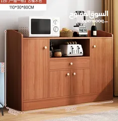  5 خزانة عملية مع مقابض خشبية بسيطة وأنيقة  تصميمها يجمع بين المساحات المغلقة والرفوف المفتوحة لسهولة