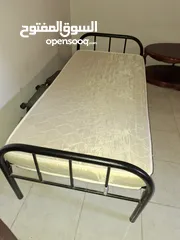  2 سريرين حديد شبه الجديد ومرتبة ضغط عالي جديدة