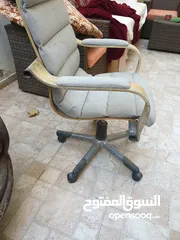  5 مكتب دراسي خشب تفصيل مستعمل للبيع بحالة ممتازه مع كرسي عجلات دوار طبي قماش كتان