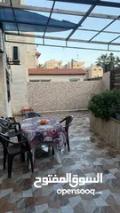 2 شقة مفروشة مساحتها 85 متر للبيع مع ساحة خارجية كبيرة 50 متر و غرفة قرميد ضيوف مساحتها 70 متر