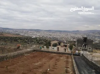  1 ارض للبيع في جرش اراضي الكته القريه زقريط فوق منتزه طلتنا  مساحة واحد دنم وا 100متر مفروز وعليه سور
