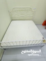  1 سرير مزدوج معدني مقاس 200×180 مستخدم للبيع.