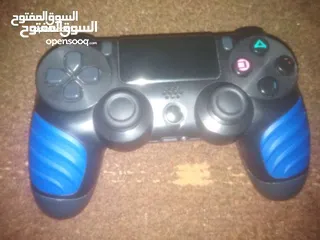  4 للبيع ps4 slim وكالة يأتي مع يدتين تحكم و ثلاث أقراص ألعاب بسعر منخفض