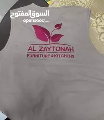  30 تيشرت طباعة وبلايز وجاليهات طواقي مع شعار تطريز