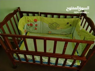  1 للبيع سرير بيبي بحالة ممتازة -