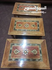  4 طقم كنب وطاولات خشب زان وسجادة شاجي بحالة جديد