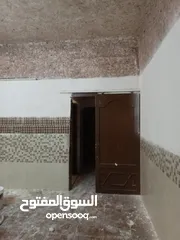  7 شقه للايجار قرب جامع العرب في السوق