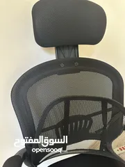  5 مكتب مع كرسي دوار بحالة ممتازة للبيع بداعي السفر المستعجل