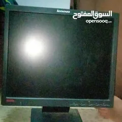  3 شاشه   Lenovo thinkvisio لا تاخذ مساحه كبيره من المكتب