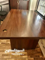  1 مكتب بحالة ممتازه