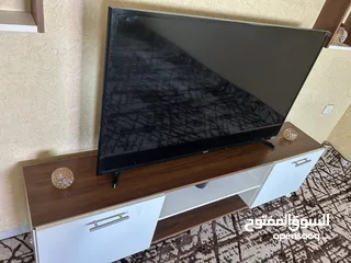  2 طاوله تلفاز مع رفوف عدد 2 للبيع بحالة ممتازه جداً