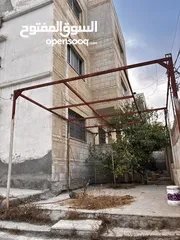  4 عماره ثلاث طوابق + حوش كبير + بئر ماء  حي الحسين مقابل مدارس ارض العز بالقرب من مخابز يوسف فرح